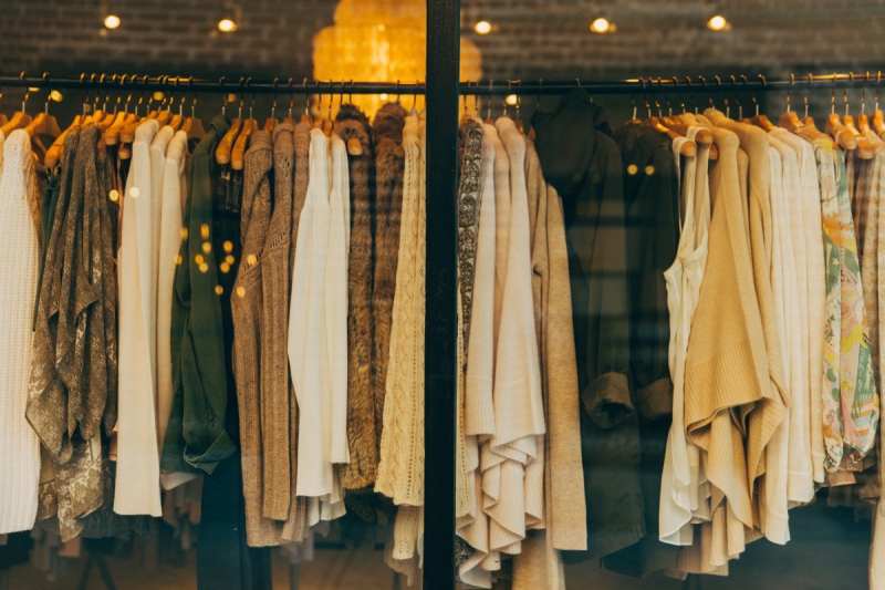 boutique-SERANON-min_clothe_fashion_store_shop_window_store_front-21277
